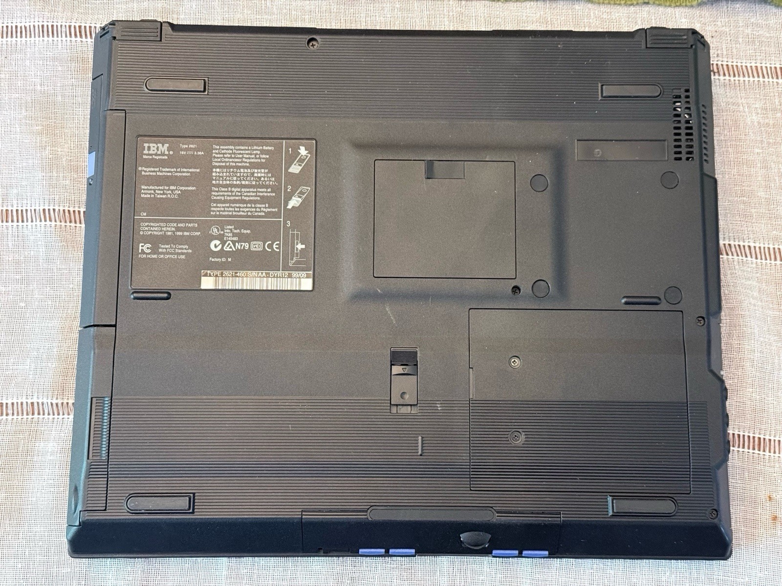 IBM ThinkPad i Series 2621-460 Laptop – Floppy, Serial, CD, BOOTS, BAD HDD