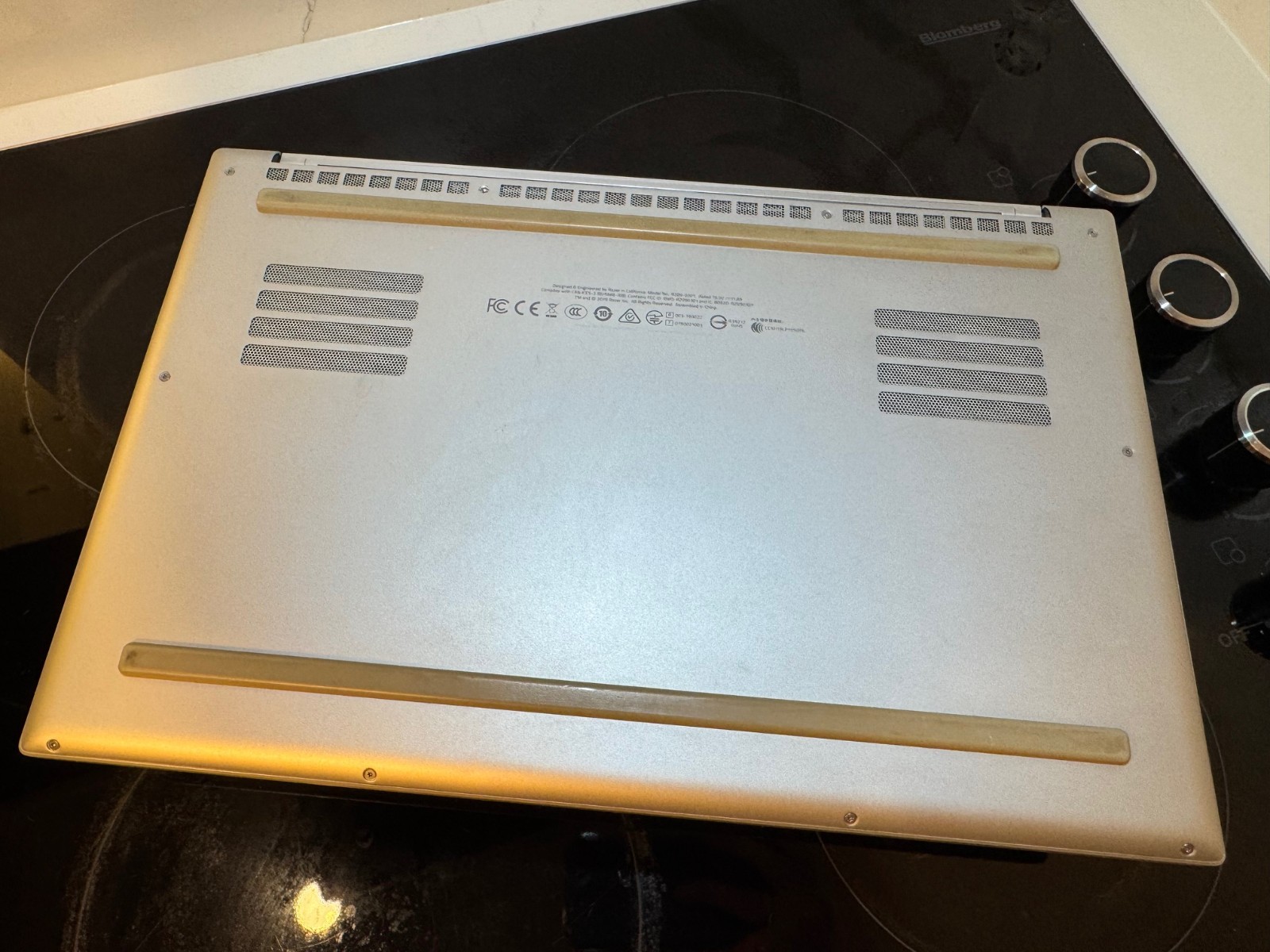 Razer Blade 15 – i7-9750H – RTX 2070 MaxQ – Mecury White – 240HZ