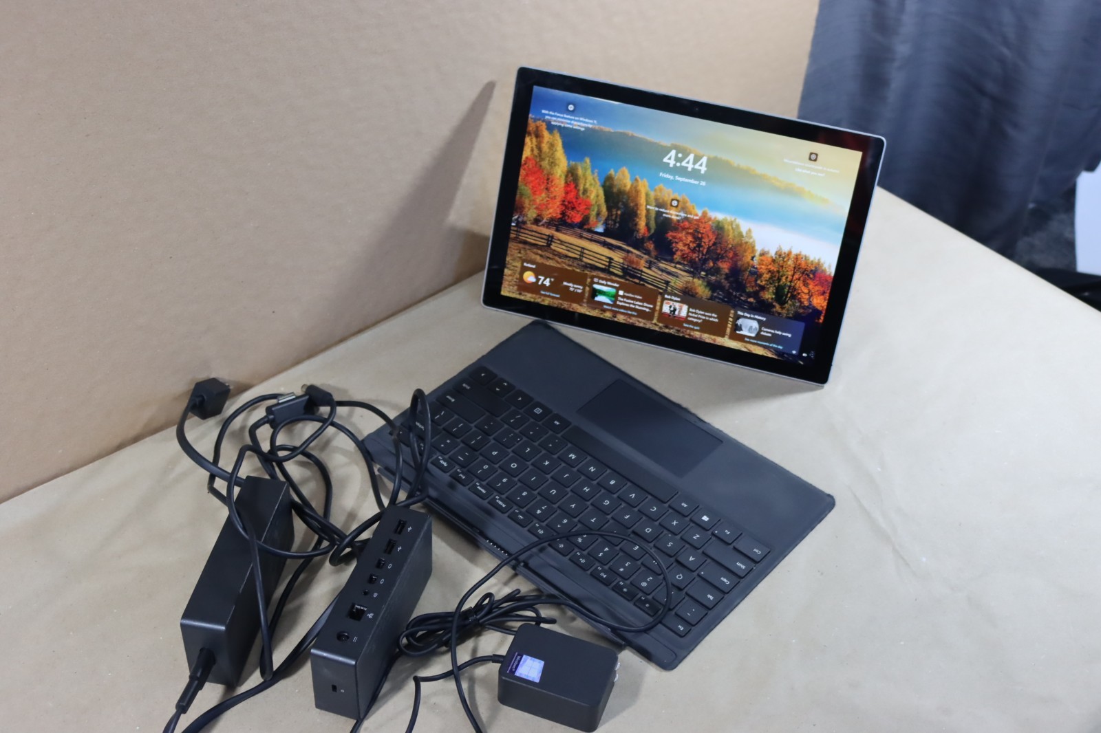Microsoft Surface Pro 5 i5-7300U 8GB RAM 256GB Wi-Fi + LTE