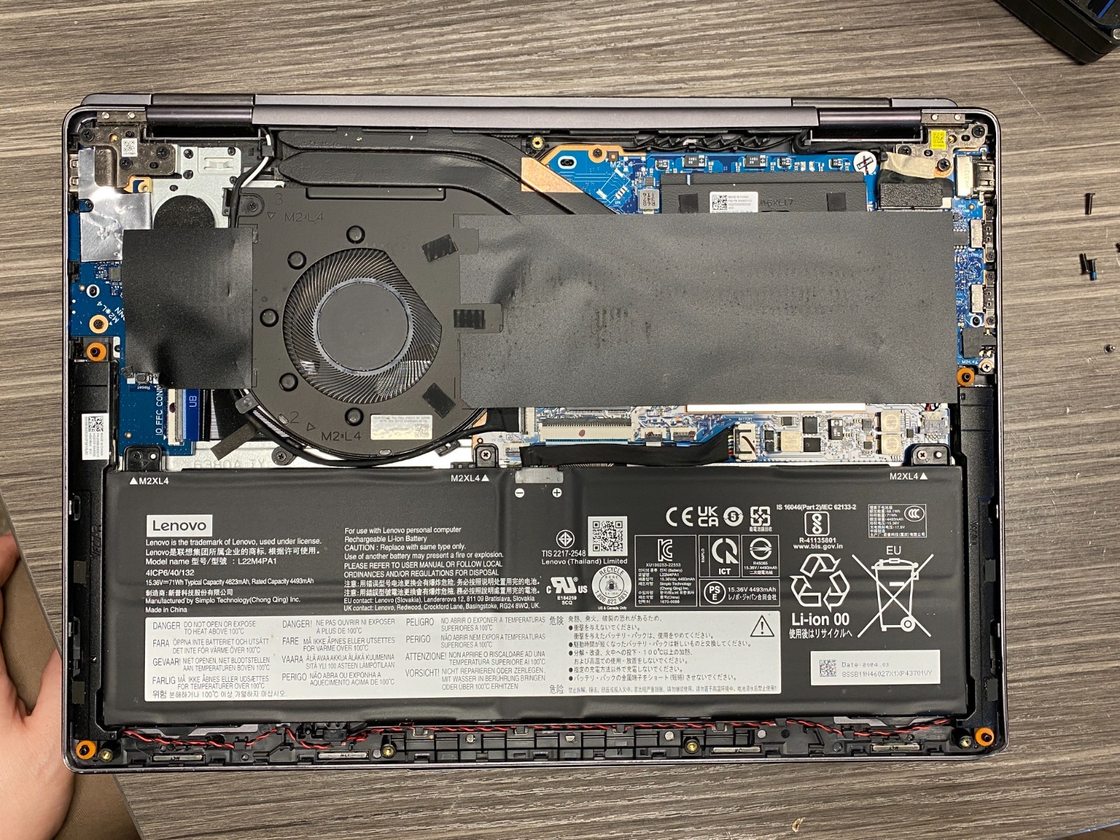 Lenovo Thinkpad Yoga 7 2-in-1 Touch Ultra 5 125U 16GB 512GB SSD – Cracked PARTS