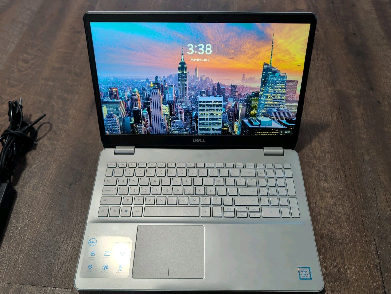 Dell Inspiron 5584 15.6″ FHD i5-8265U 12GB RAM 128GB SSD Win11