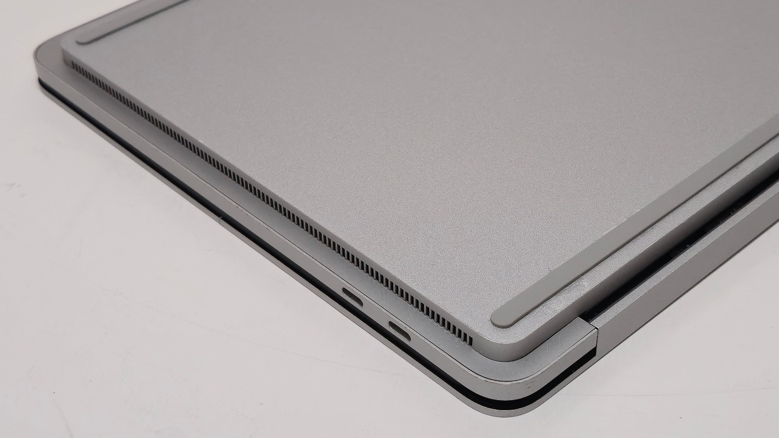 Surface Laptop Studio 1964 Core i7-11370H 32GB RAM 1TB SSD 14.4″ A2000 GPU 4 GB