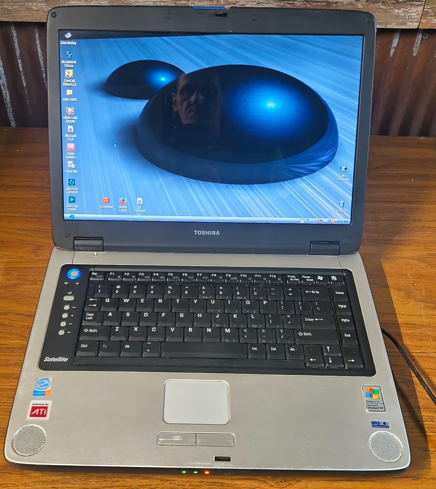 Toshiba Satellite A75-S213 (WinXP / Pentium 4 / 1GB / 100GB / DVD) + Charger