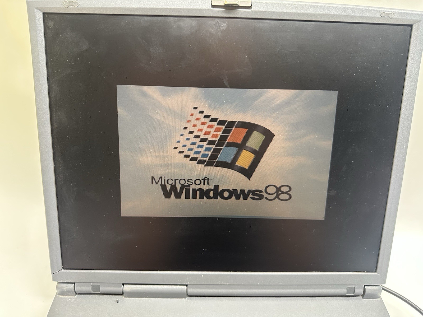 Vintage Toshiba Tecra 8000 PII 14.1″ 8GB Laptop Notebook Computer Windows 98