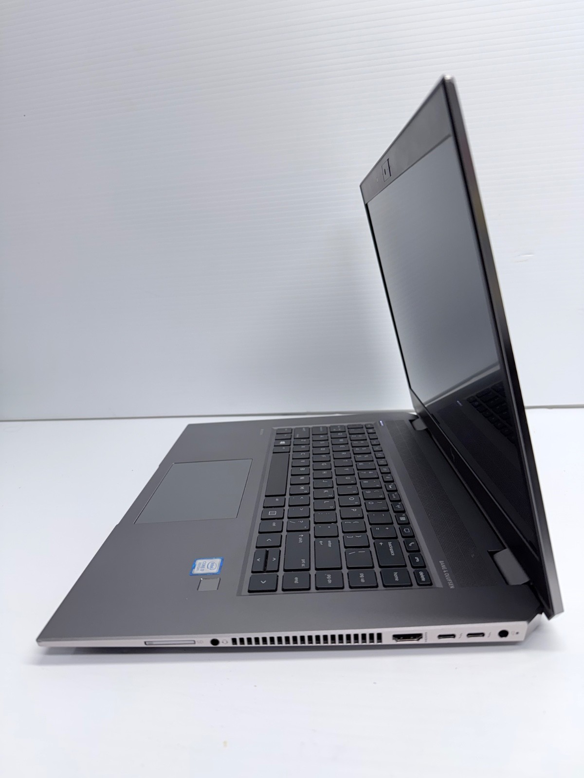 HP ZBook Studio G5 | i7-8850H | 24GB DDR4 | P1000 | 15.6″ l 256 GB SSD