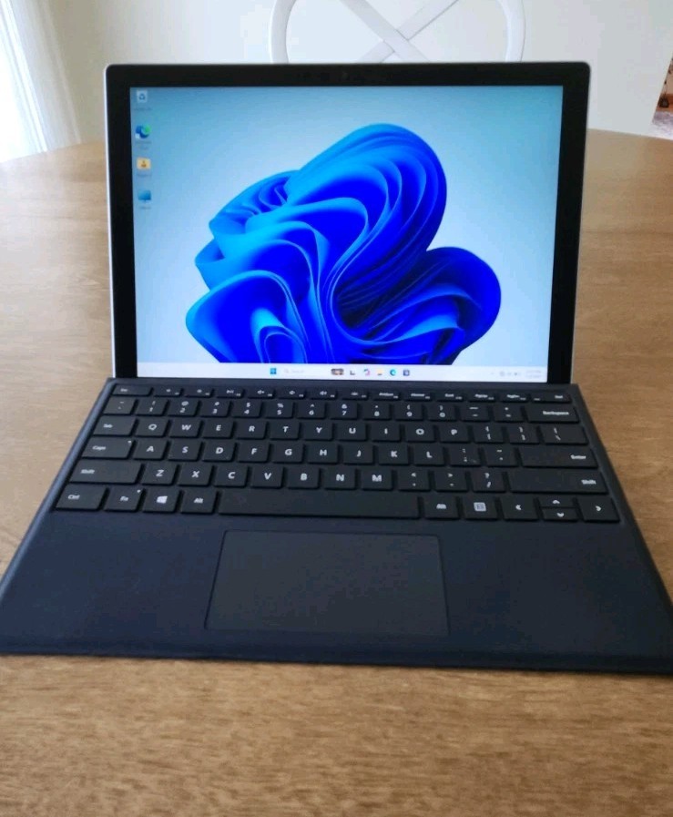 Microsoft Surface Pro 7+ plus i7, 16GB, 256 SSD, 11th Gen 1165G7 processor,