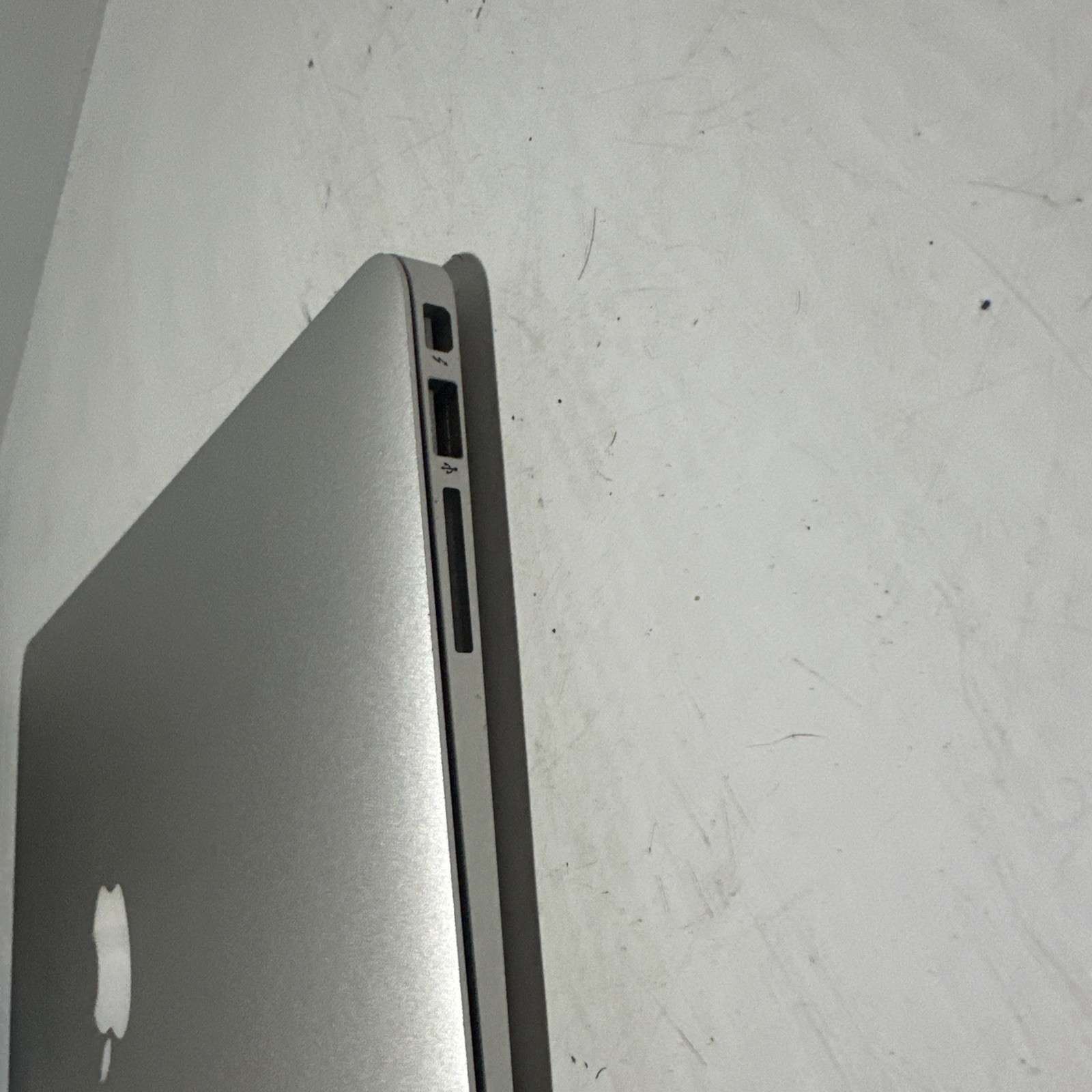 Apple Macbook Air 13″ 2013 Laptop i5-4250u 8gb Ram 251gb SSD High Sierra OS
