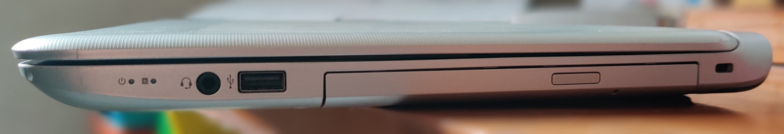 HP Pavilion 15 i5-5200U 8GB 500GB SSHD Full HD NVIDIA 840M Windows 10 Pro GF840M
