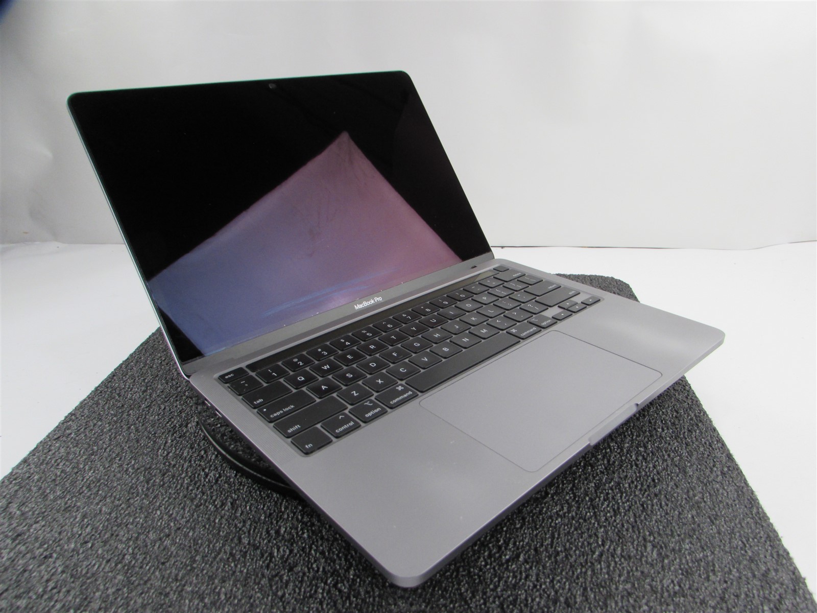 APPLE MACBOOK PRO A2251 2560X1600 CORE I7-1068NG7 512GB SSD 16GB RAM NO O.S