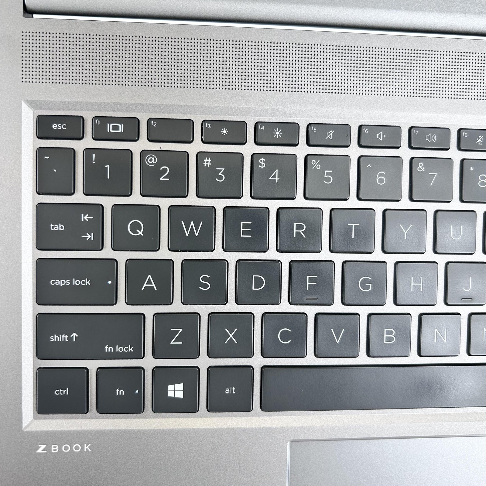 HP ZBook Studio 15 G8 FHD i7-11850H 2.50GHz 32GB 1TB SSD RTX A2000 White Spot