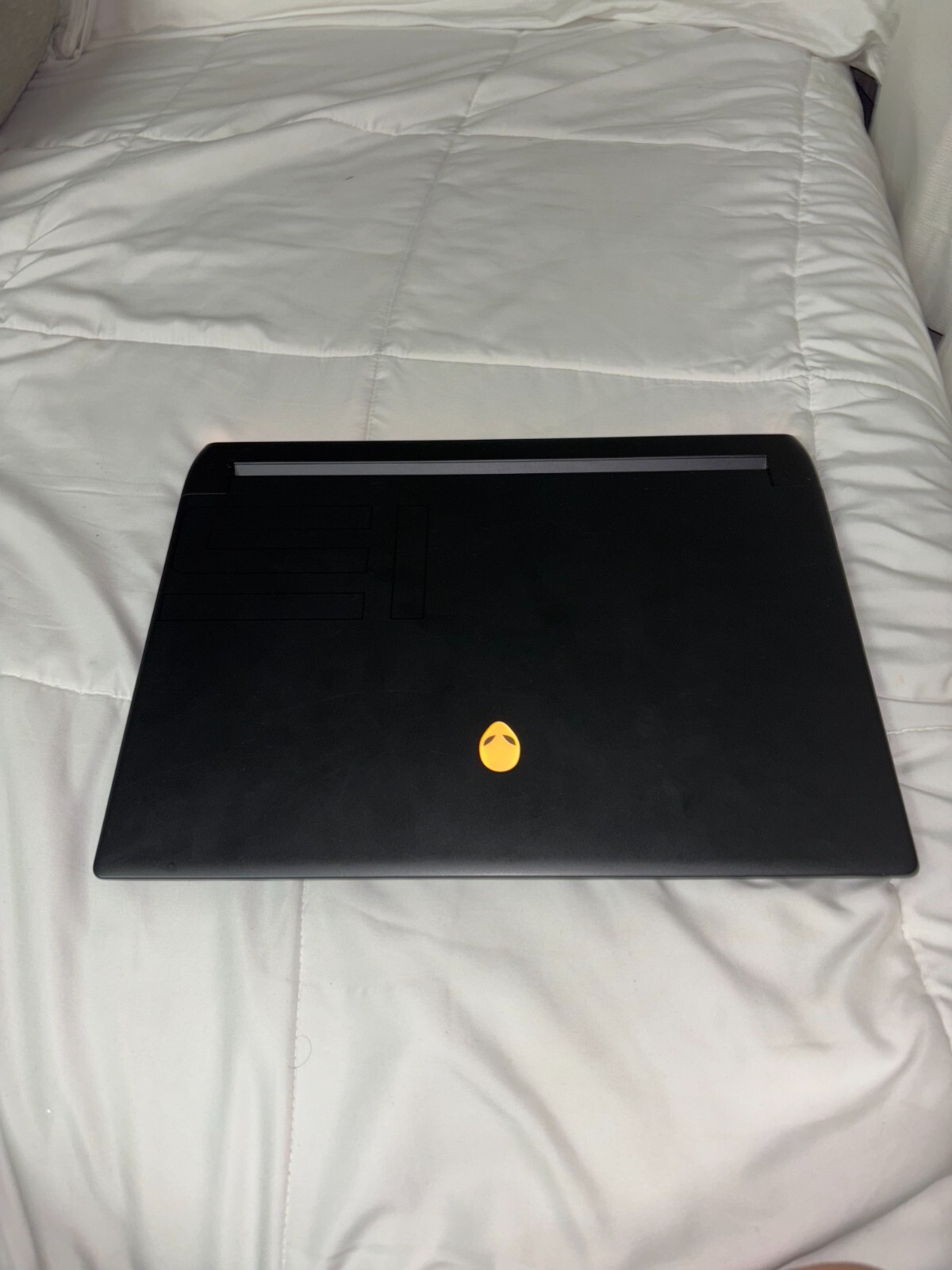 Dell Alienware M15 R5 15.6” (1TB SSD,AMD Ryzen R9, 3.3 GHz,16GB)-Gaming Laptop