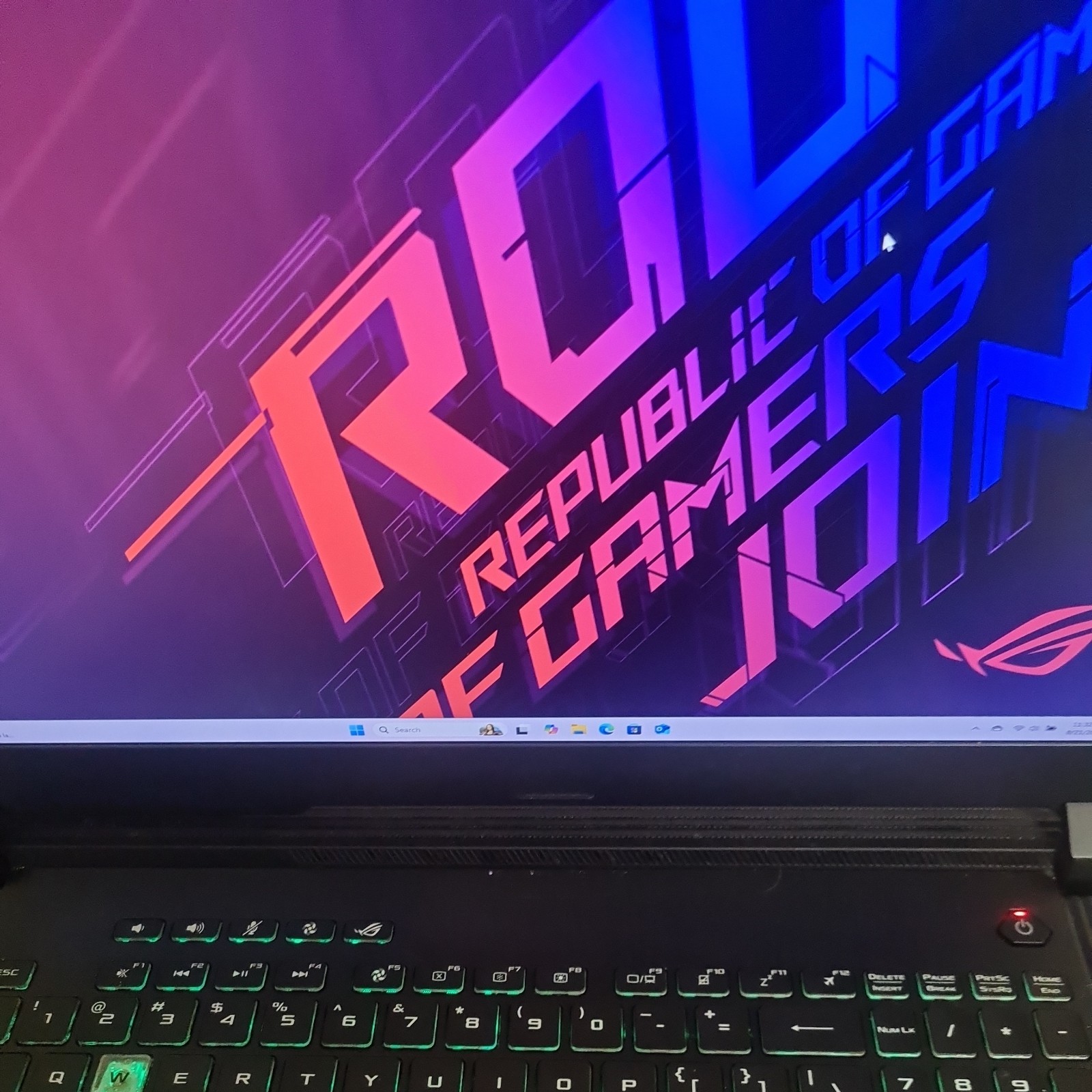 ASUS ROG Strix G G731GU And Nintendo Switch with joycons and one controller
