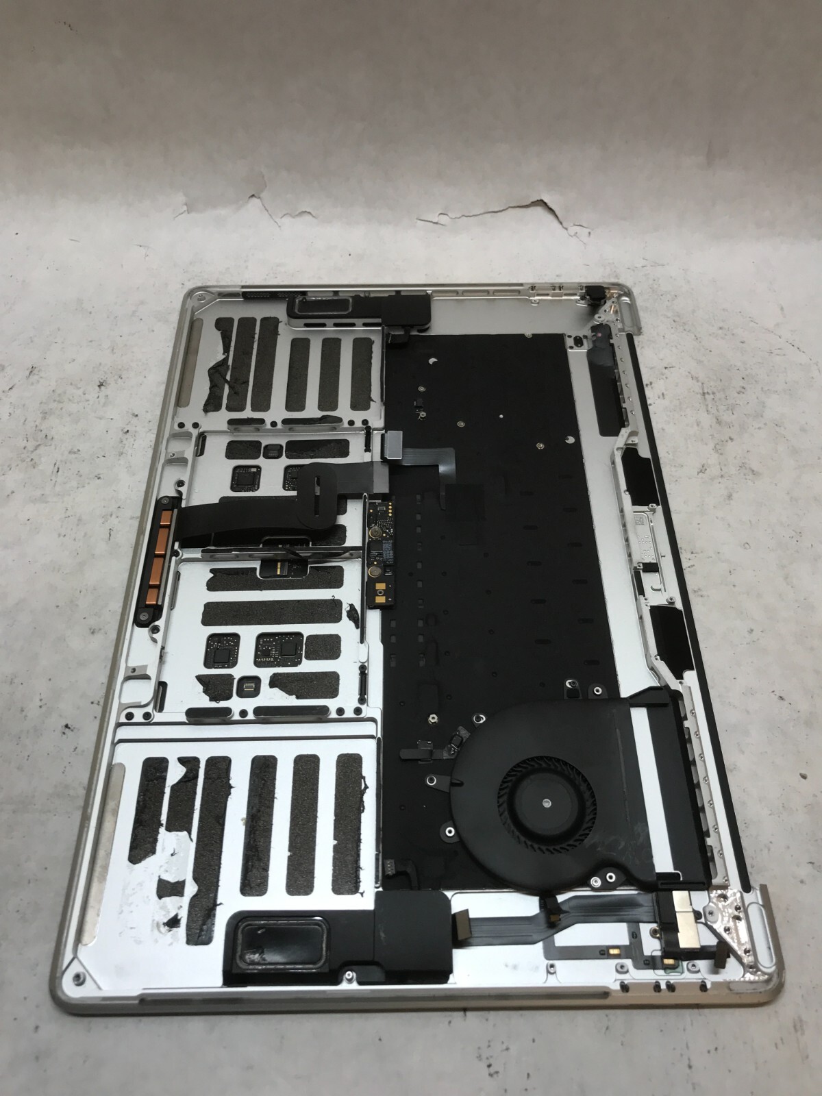 Apple MacBook Pro Touch/2018 A1990 Palmrest NO MOTHERBOARD For Parts/Repair – DW