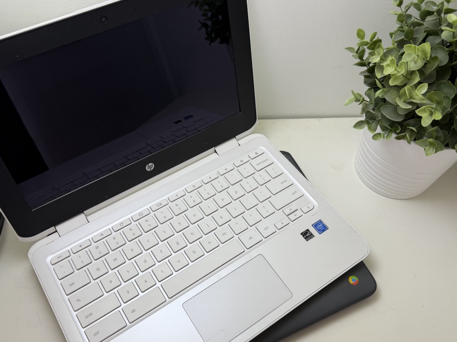 Lot Of 2 – White/Black – HP Chromebook x360 (11-ae131nr, 11-ae027nr)