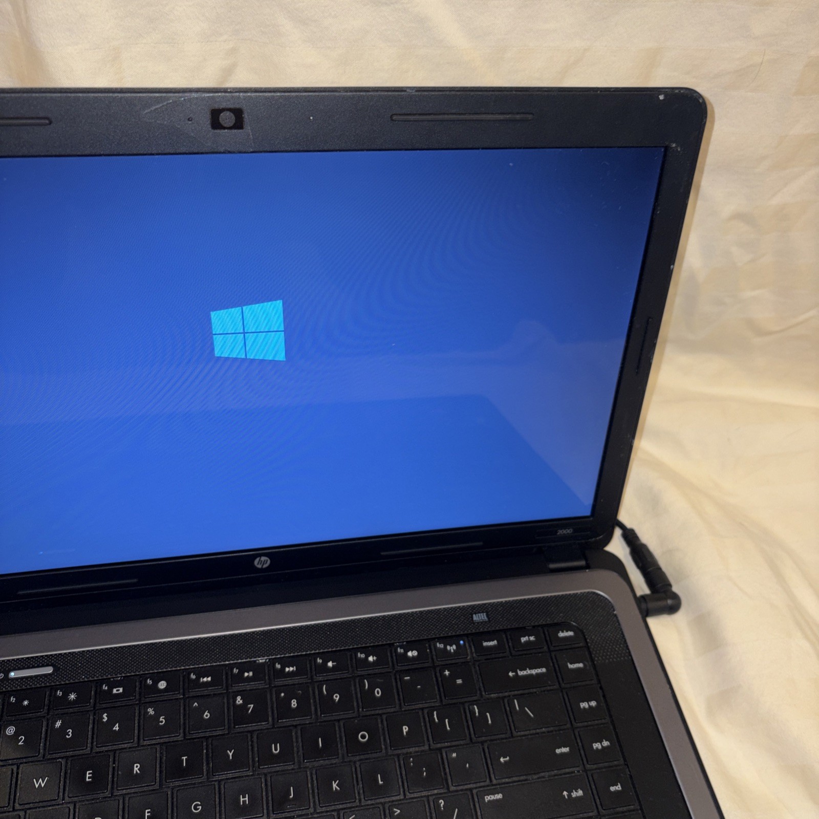 HP 2000-412NR Laptop 15.6″ AMD E-300/3GB RAM/320GB HDD/Radeon HD/Win 10 Home