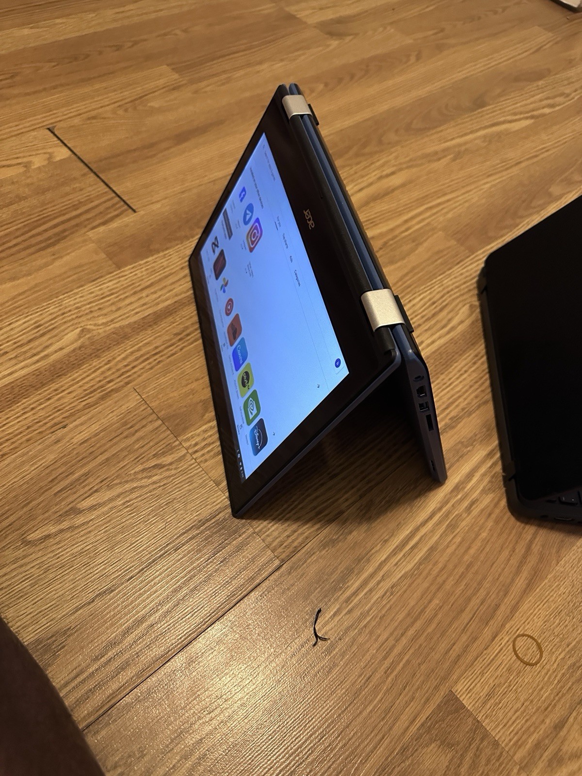 Acer TravelMate 1 B 11.6″ 2-in-1 Touchscreen Win Intel Celeron 4GB 32GB