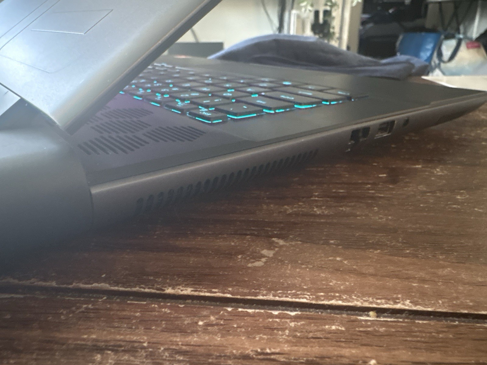 Alienware m16 Ryzen 9 7845HX RTX 4070 16GB RAM 1TB SSD