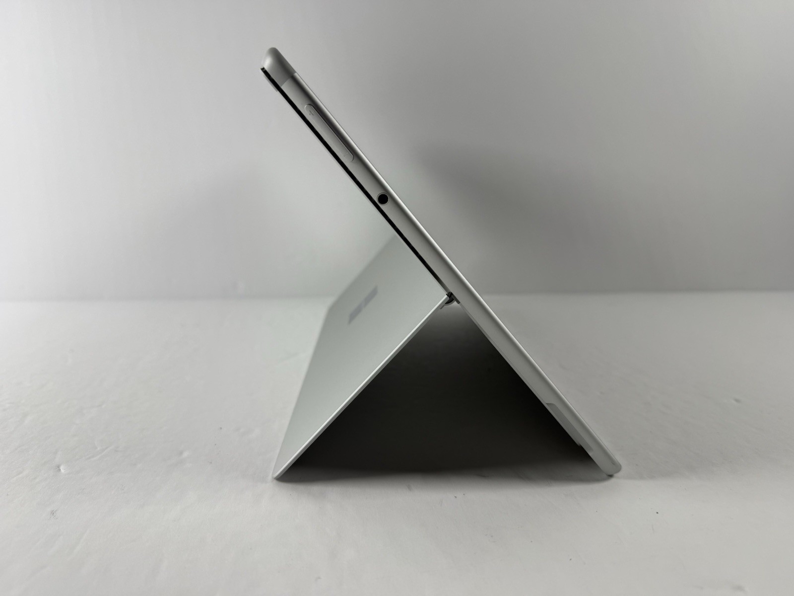 Microsoft Surface Pro 8 (1982) i5-1145G7 – 16GB RAM – 256GB 120Hz – Win 11 Pro