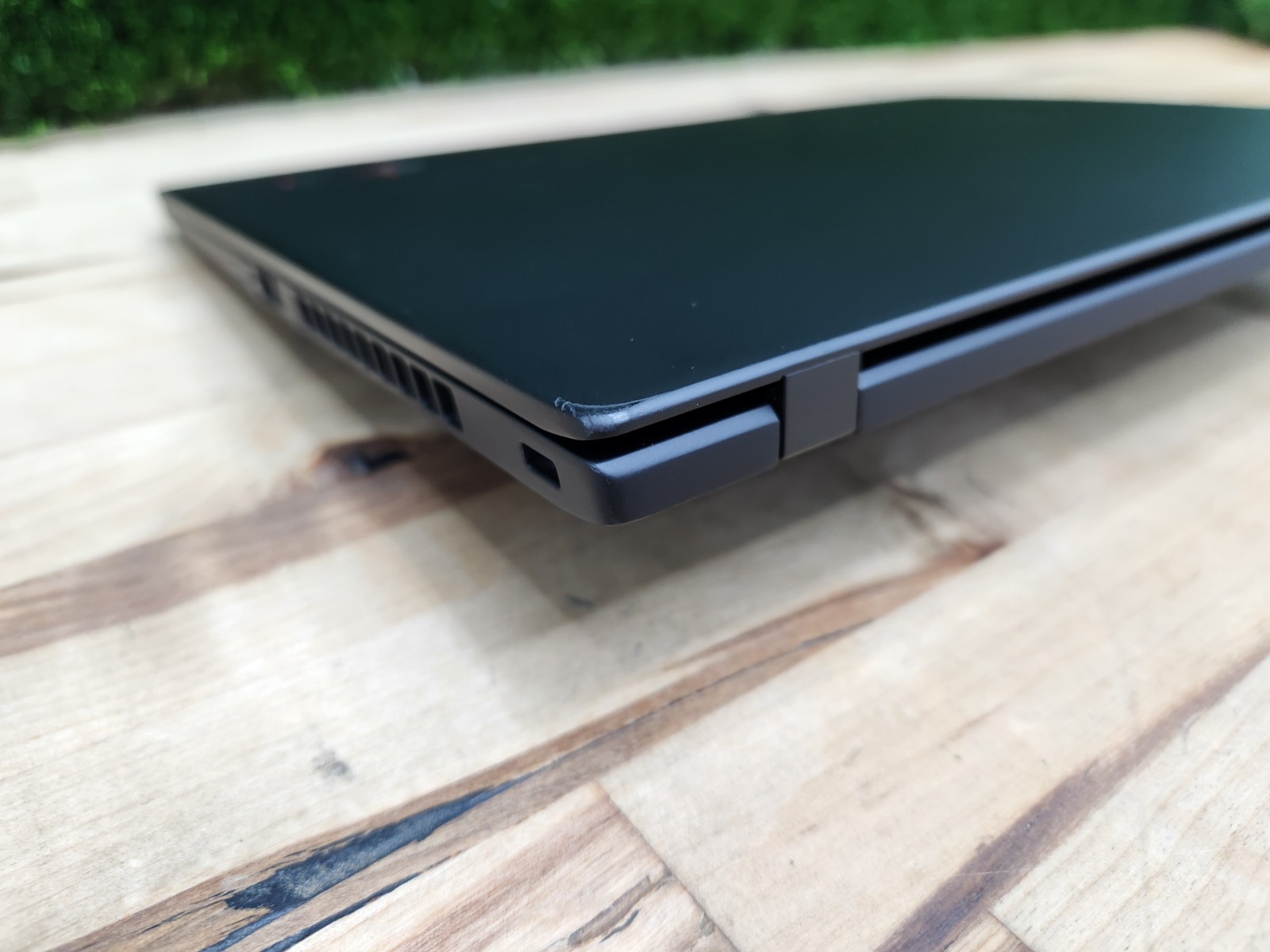 Lenovo ThinkPad X1 Carbon Gen 8 14″ QHD i7-10610U 16GB 256GB SSD Windows 11 Pro~