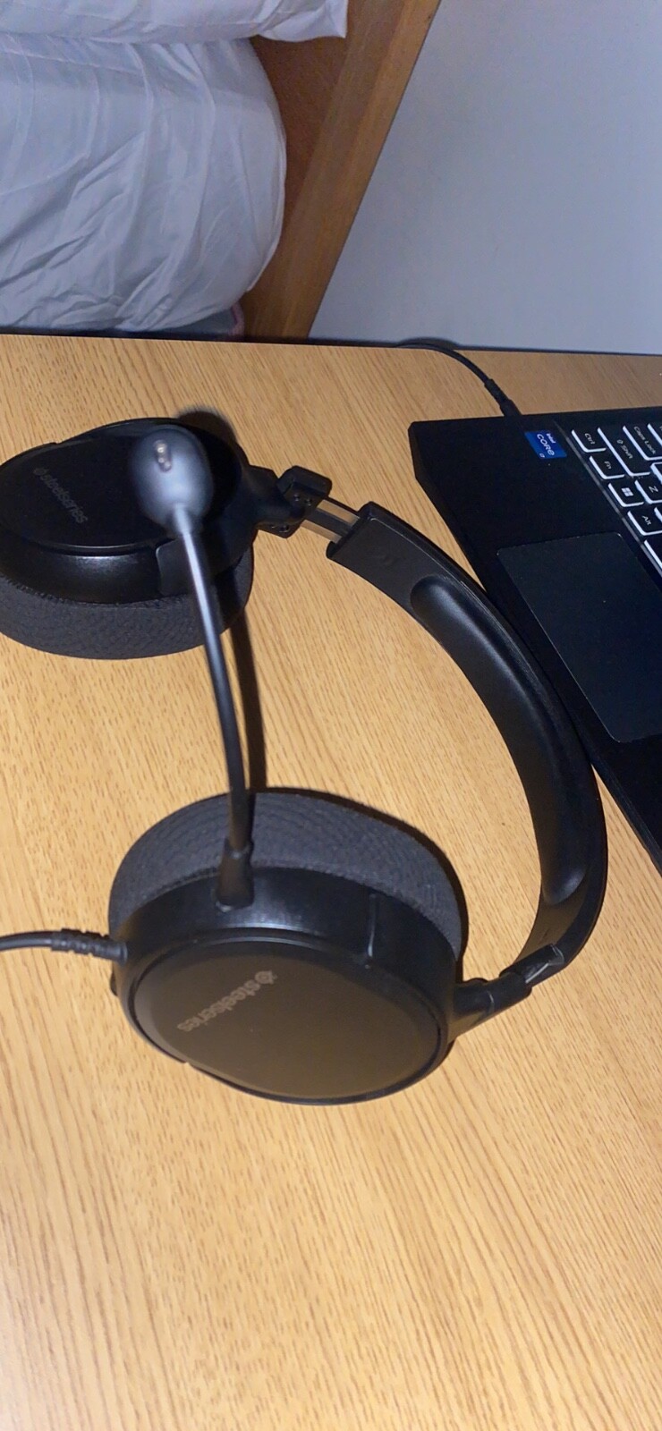 Black gaming laptop – works perfectly / includes mouse and headset