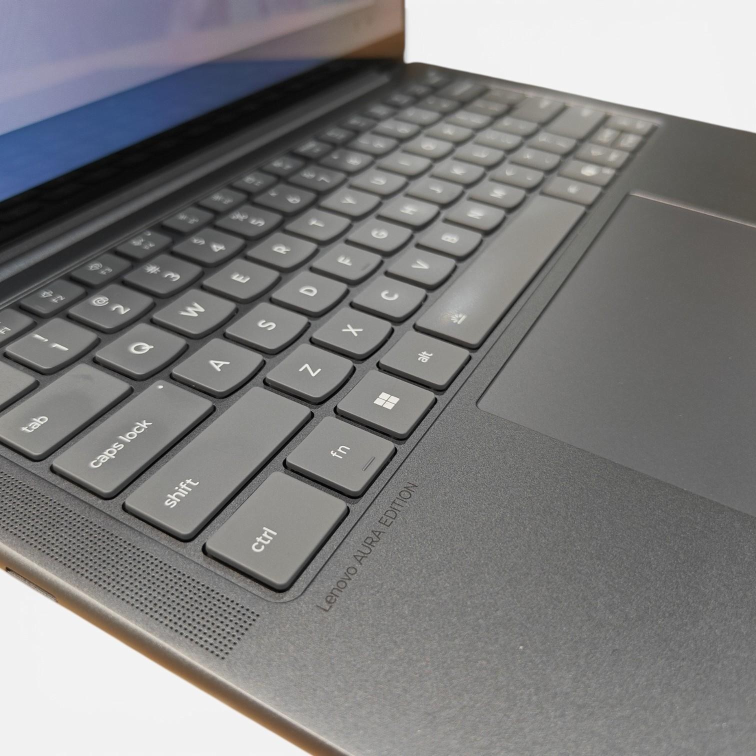 Lenovo Slim 7i Aura 14″ OLED Touch Ultra 7 258V 32GB RAM 1TB SSD W11 Home