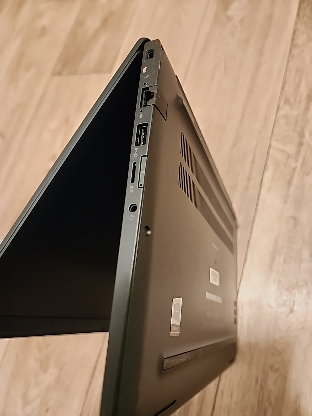 Dell Latitude 7490 Intel Core i5-7300U 16GB RAM – 256GB SSD Windows 11
