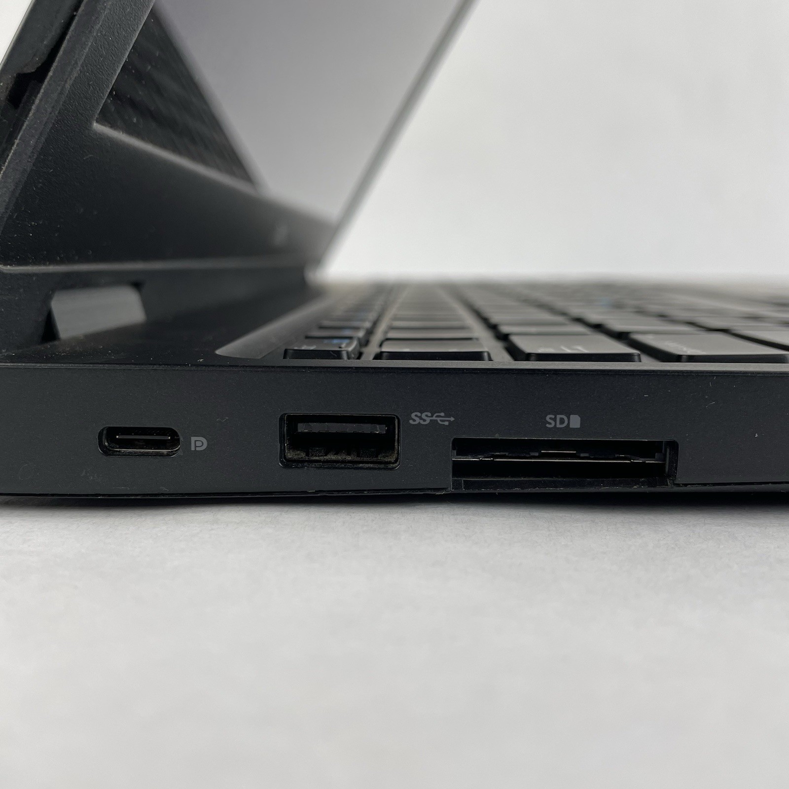 Dell Latitude 5590 15.6″ i5-8250U 1.6 GHz 8GB RAM No SSD No OS – Bad Corner READ