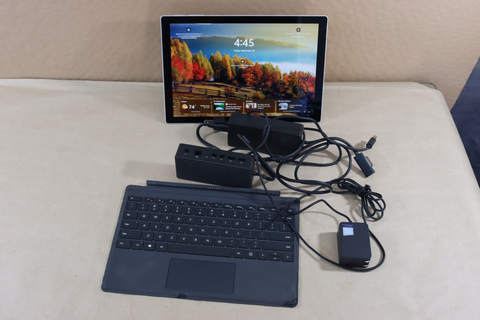 Microsoft Surface Pro 5 i5-7300U 8GB RAM 256GB Wi-Fi + LTE