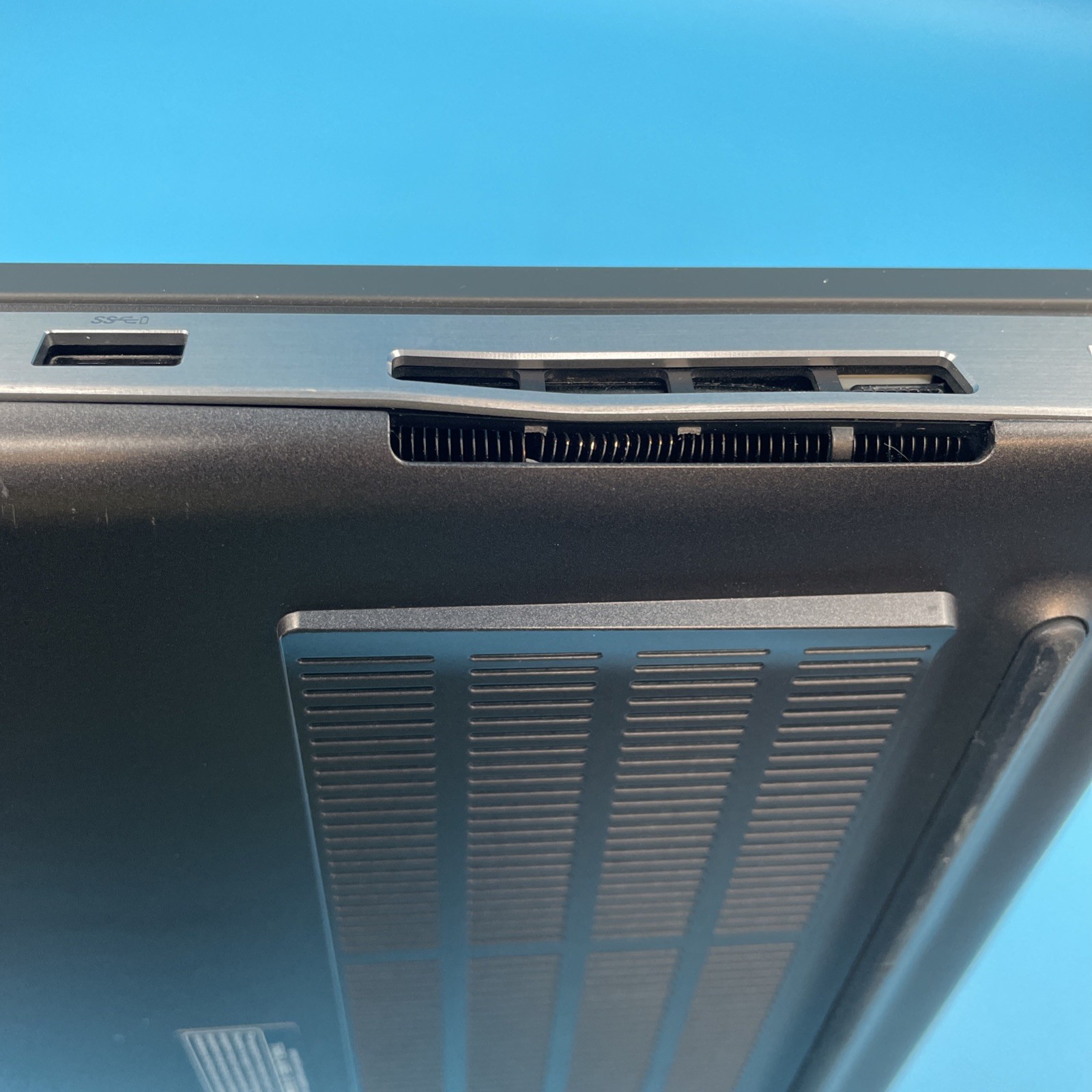 Dell Precision 7740 | i7-9750H | 64GB | NO DRIVE | RTX 3000 | NO OS | 50% BATT