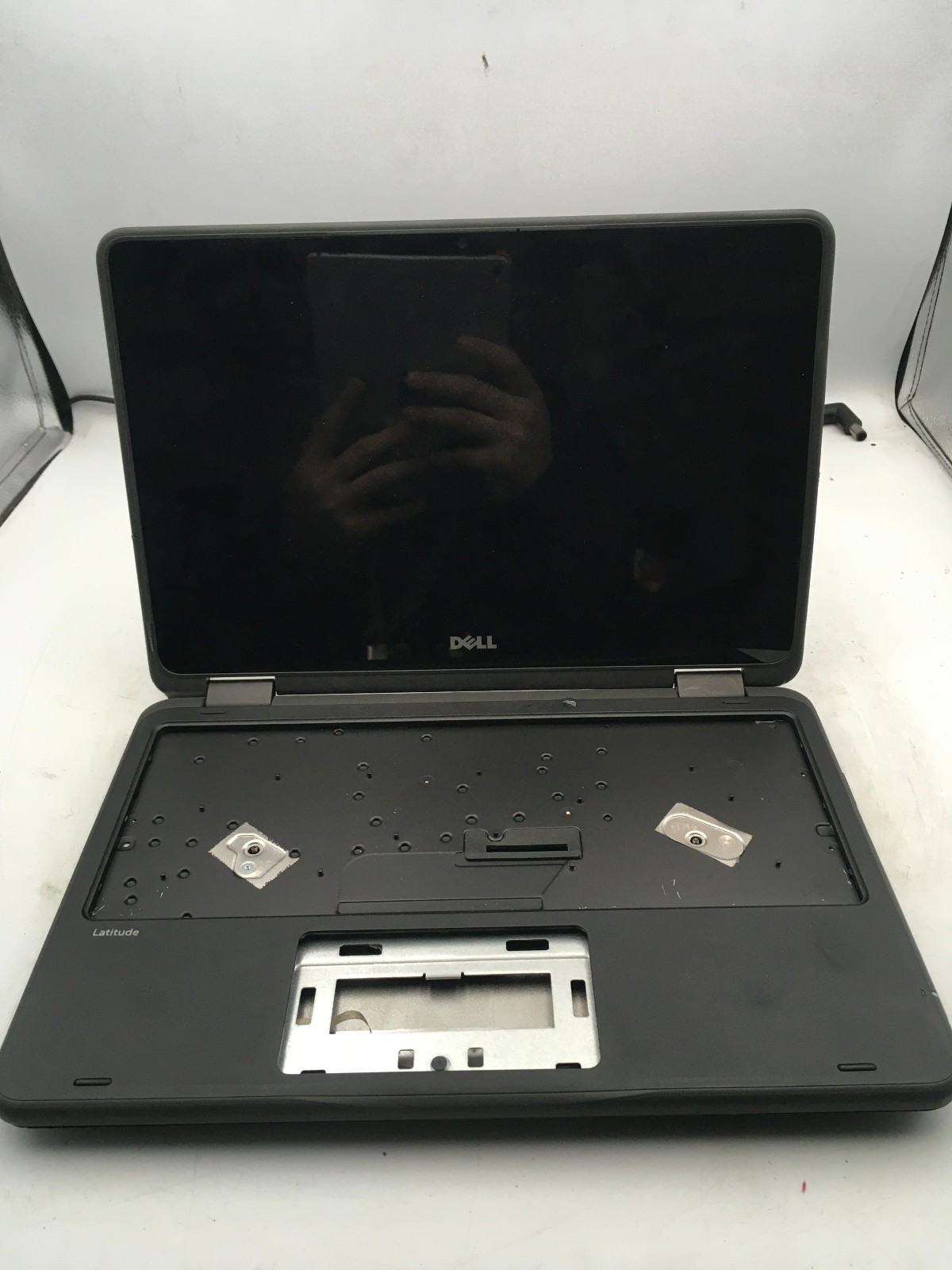 DELL LATITUDE 3189 – FOR PARTS – INTEL PENTIUM – 4GB RAM – 11″ – READ DESC – BB