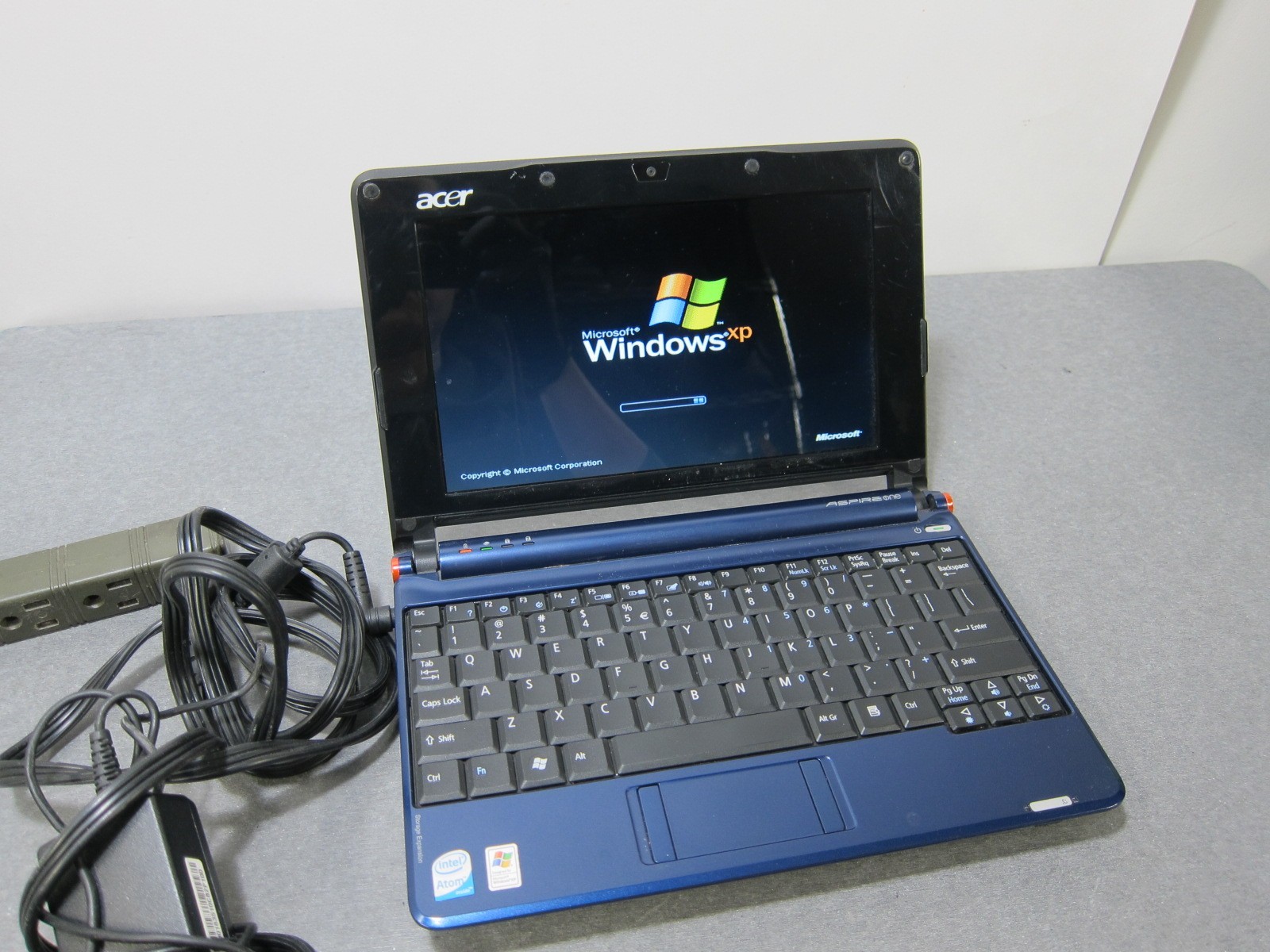 Acer Aspire One Series Model ZG5 Blue Notebook w/ Charger -WORKS WHEN PLUGGED IN