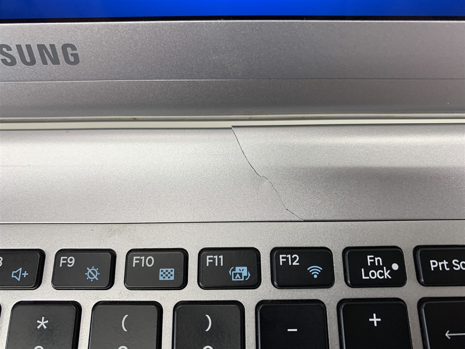 Samsung Notebook 9 15″ i7-6500U 8GB RAM 256GB SSD Win 11