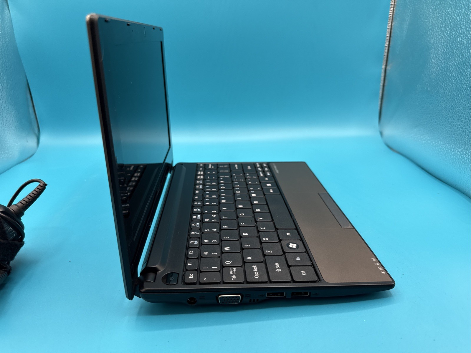 Acer Aspire One Happy PAV70 Black Mini Laptop Netbook Bodhi Linux Installed