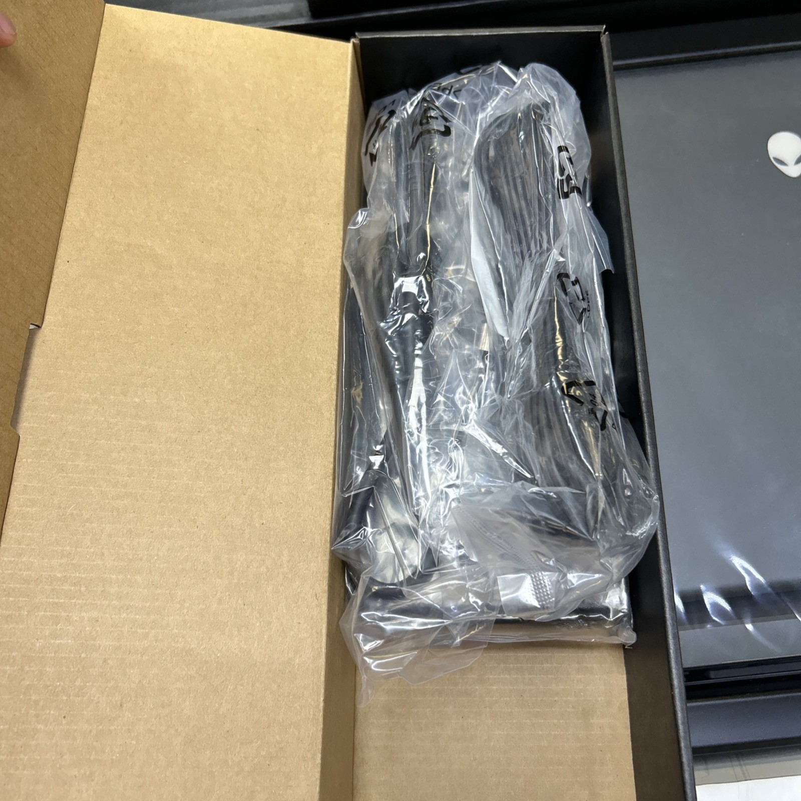 Alienware M17 R5 P50E002 17″ Ryzen 9 6900HX 32GB RAM 1TB SSD GeForce RTX 3070Ti