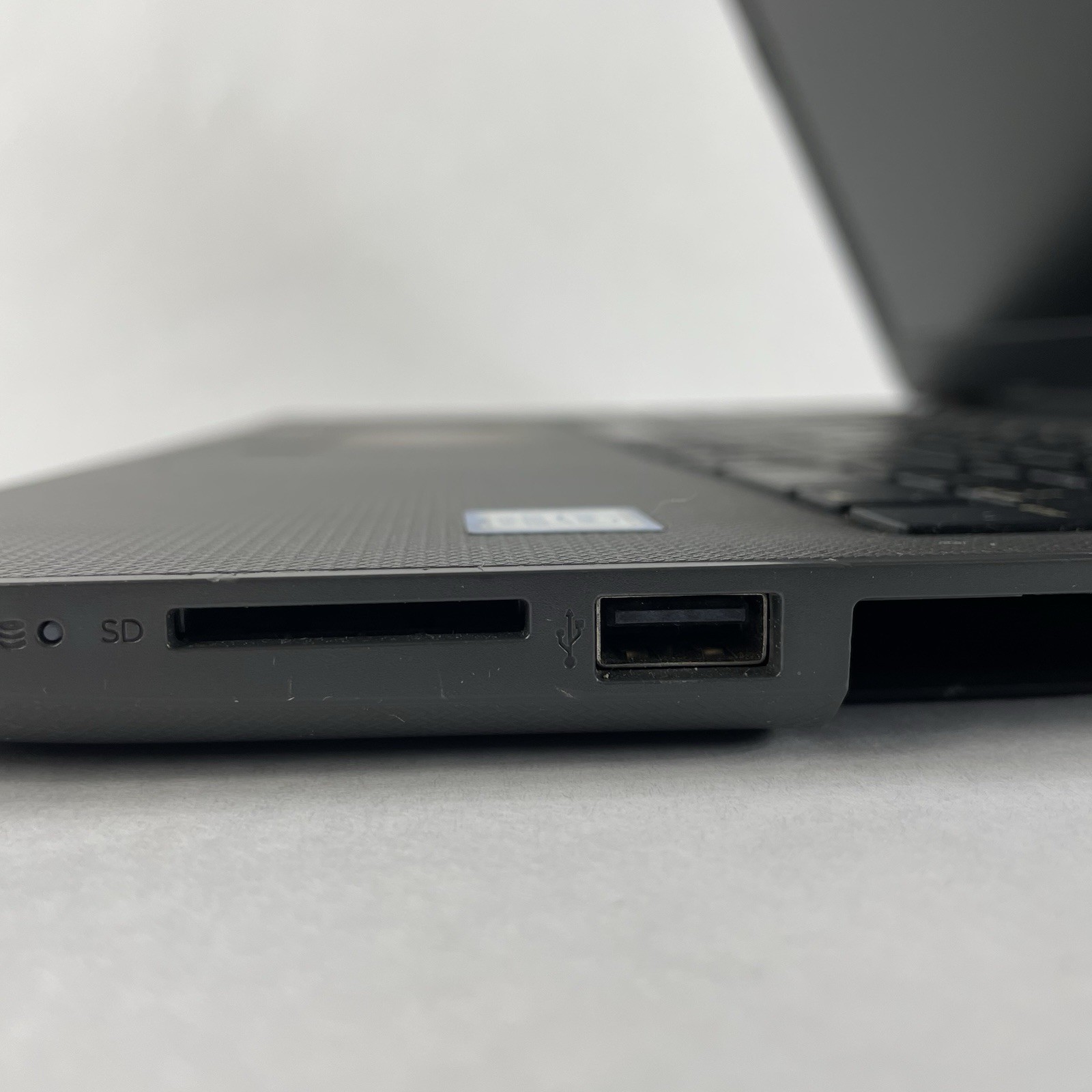 HP 250 G6 15.6″ i5-7200U 2.50 GHz 8 GB RAM No SSD No OS – Bad Keys READ
