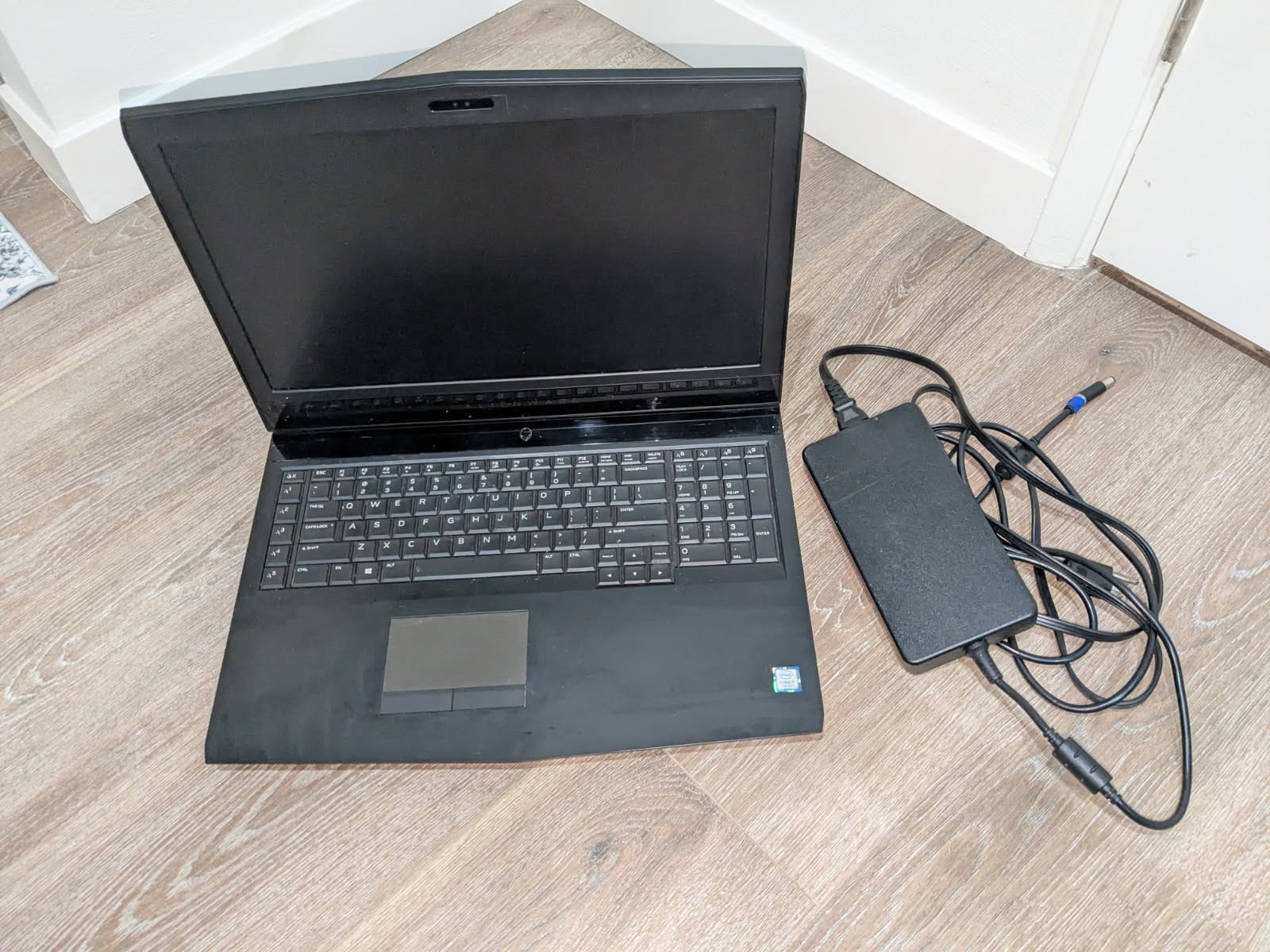 Alienware 17 R4 Gaming Laptop GTX 1070 i7 7700HQ 16GB RAM