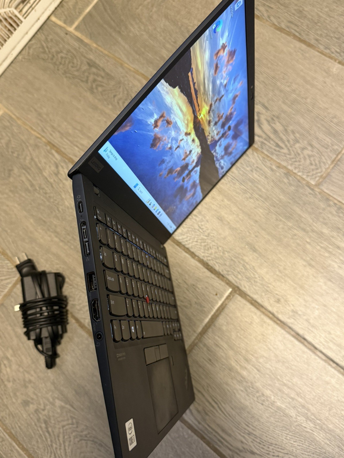 Lenovo ThinkPad X1 Carbon Gen 8 i7-10510U 8GB RAM 256GB NVMe 14″ Win 11 Pro