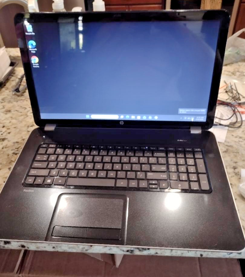 HP Pavilion 17 AMD A8-5550M 2100MHz 6Gb RAM 320GB HDD WIN 11 & AC Works/Looks OK