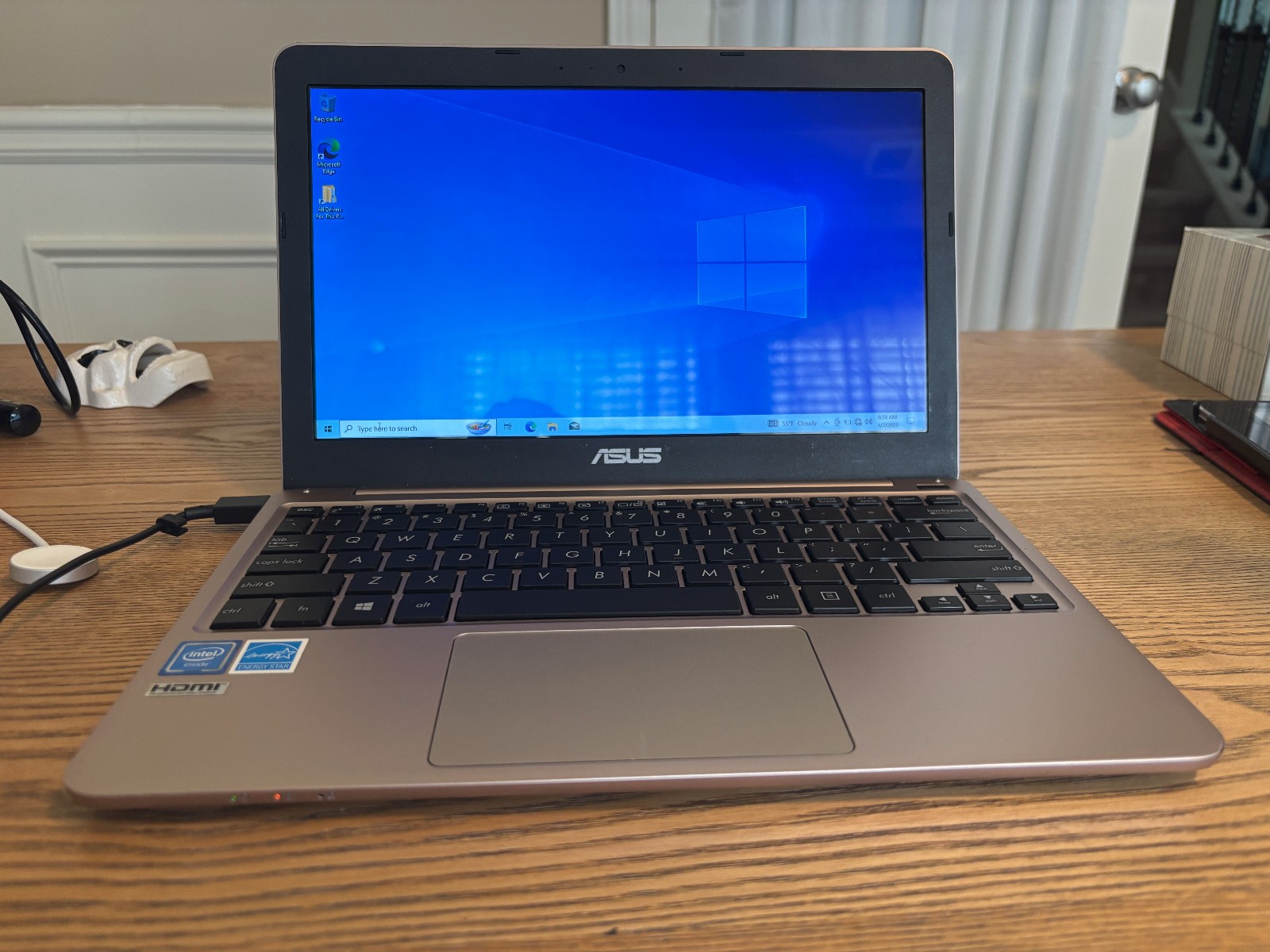ASUS E200HA 11.6 in (32 GB,‎1.44 GHz intel_atom,1.44 GHz) Notebook/Laptop – Gold