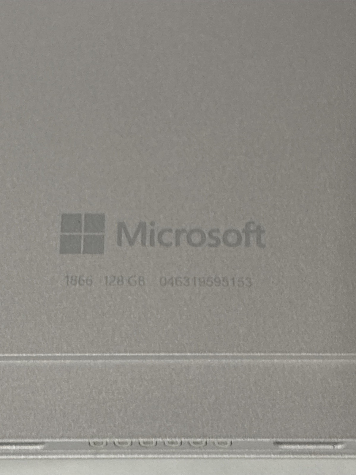 Microsoft Surface Pro 7 12.3″ (128GB, Intel i5-10th, 8GB) – Platinum *Cracked*