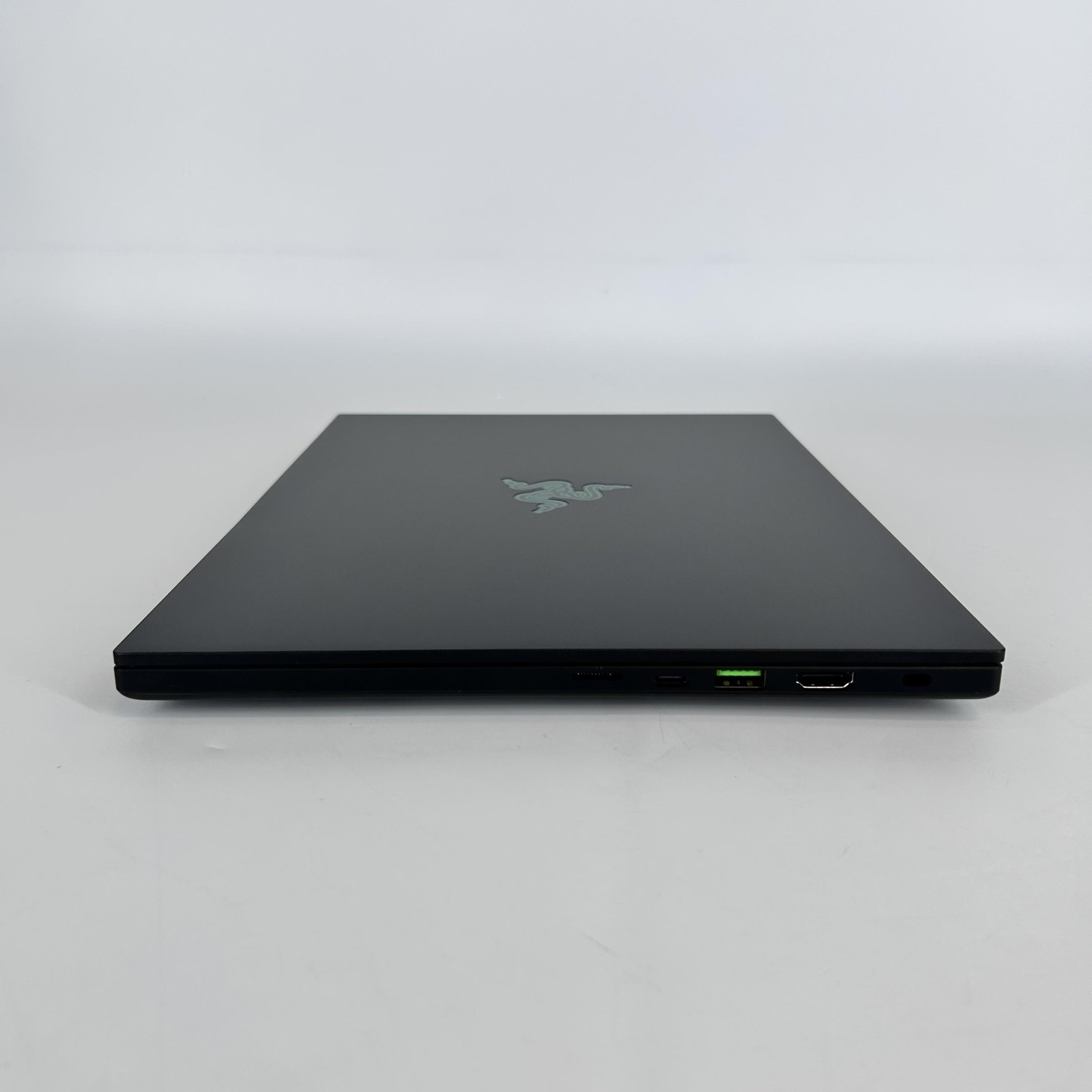 Razer Blade 14 120Hz QHD+ 2.0 GHz Ryzen AI 9 365 32GB 1TB RTX 5070 LCD Damage