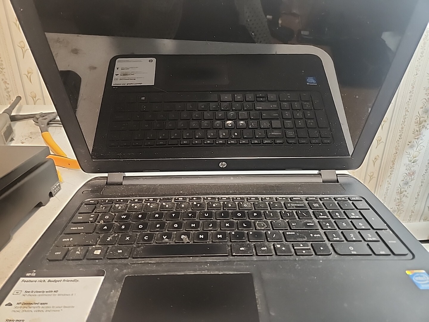 HP 15-F039WM Laptop Intel Celeron N2830 2.1 GHz 4GB ram AS IS NO Hdd/OS