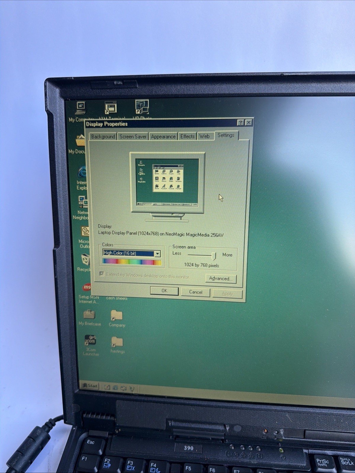 VINTAGE 1990s IBM ThinkPad 390 Laptop Pentium II Win 98 SE 3.5 Floppy BAD HINGE