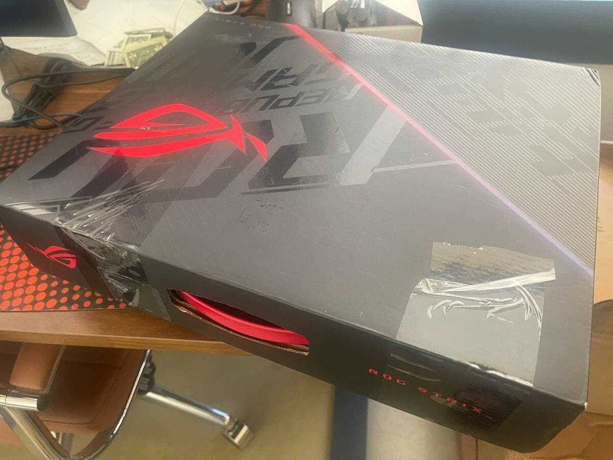 ASUS ROG Strix SCAR III RTX 2070 15.6” 240Hz i7-9750H 32GB RAM 1 TB SSD 1 TB HDD