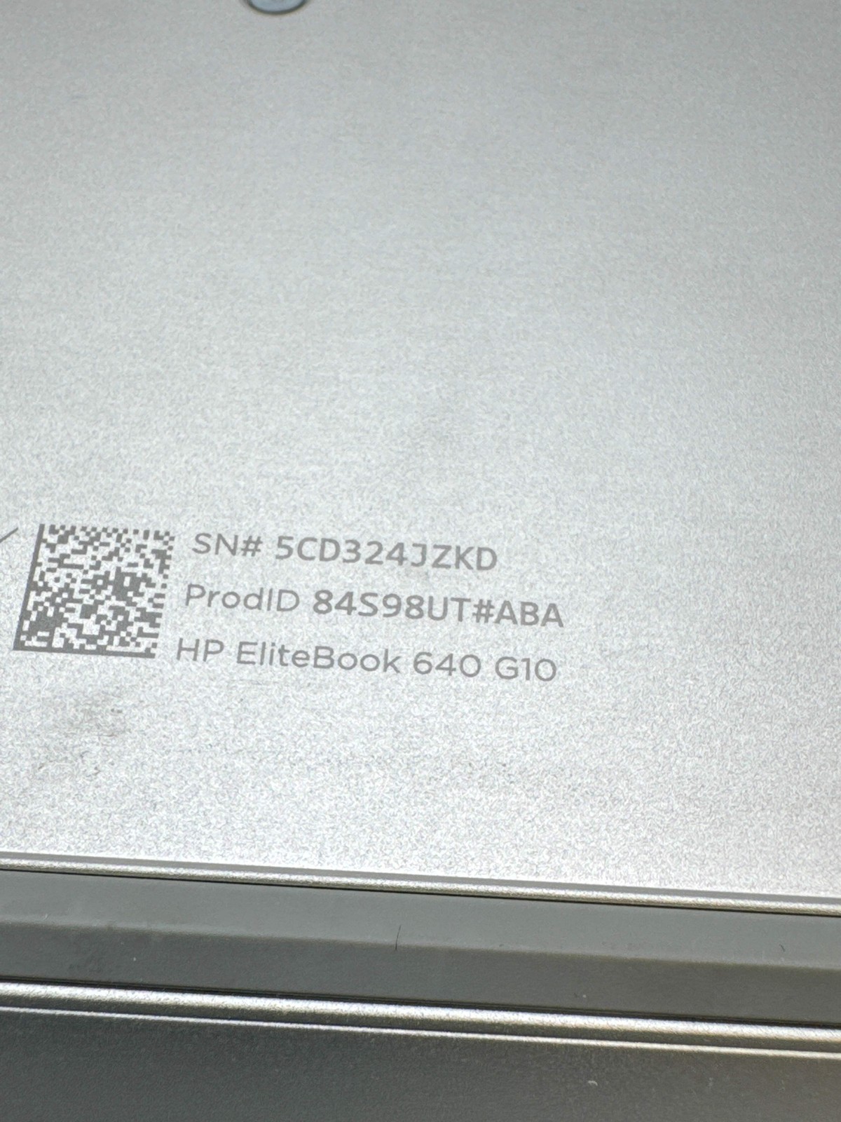 HP EliteBook 640 G10 14.0″ FHD Touch Core i5-1335U 256GB SSD 8GB RAM -White Spot