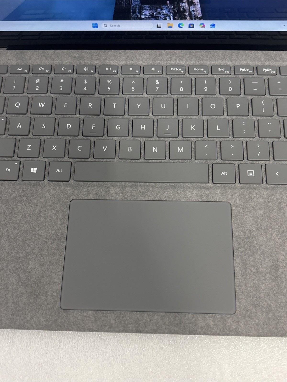 Microsoft Surface Laptop 4 13.5″ (256GB SSD, AMD Ryzen 5, 16GB) Platinum *Read*