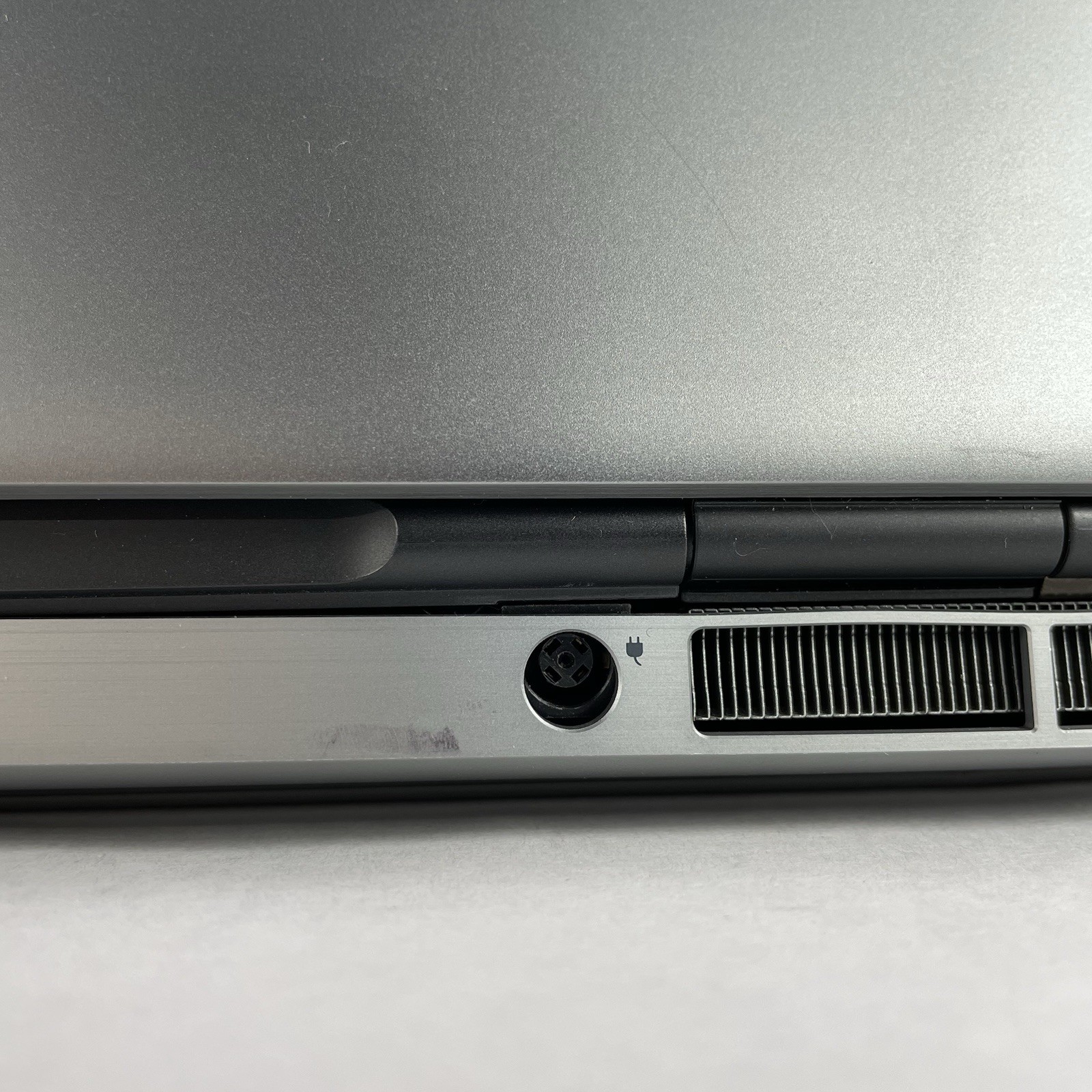 Dell Precision 7750 17.3″ i7-10850H 2.70 GHz 32 GB RAM RTX3000 No SSD No OS READ