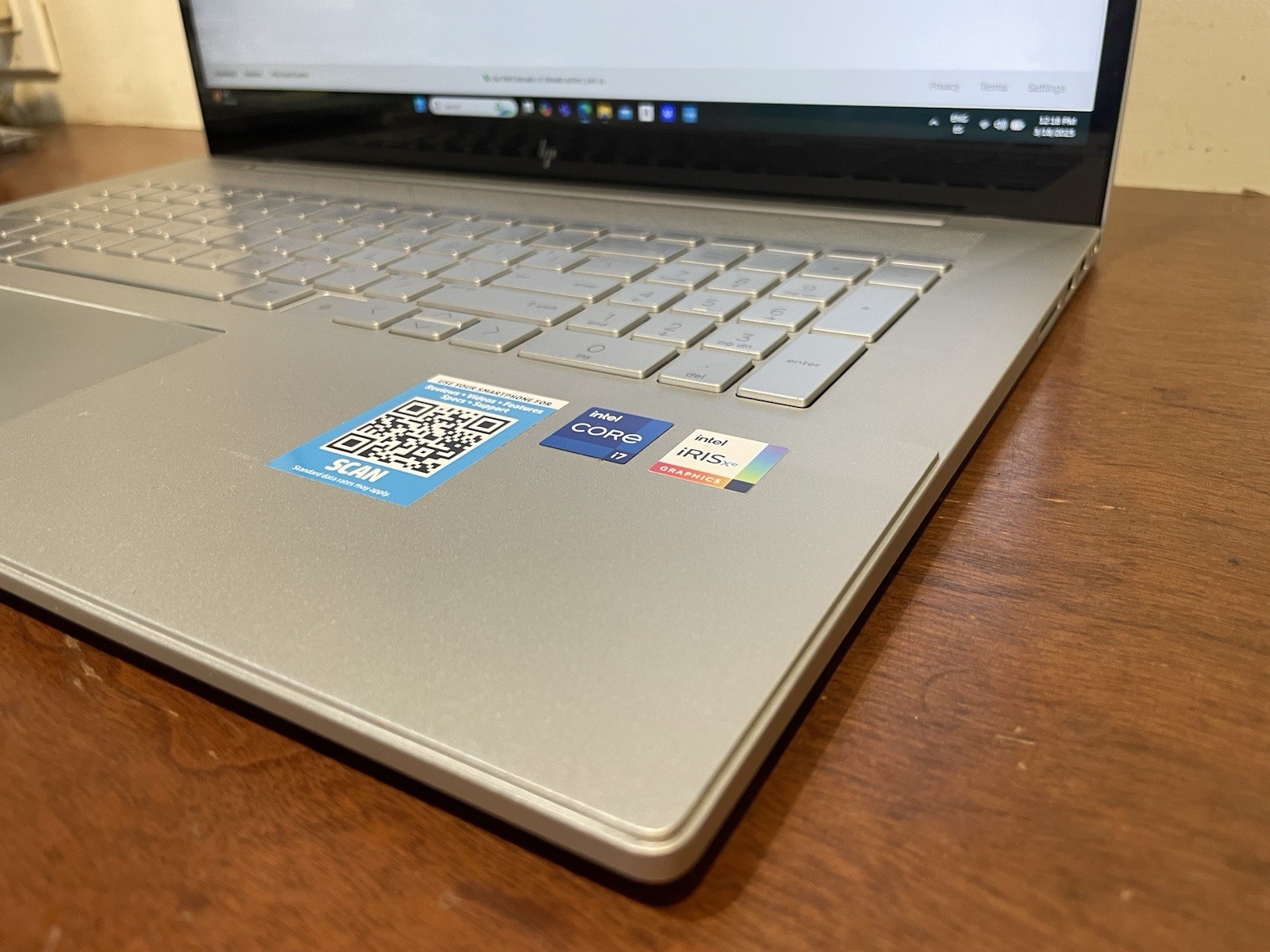 HP envy 17-cg1010nr- 105644-1 JE