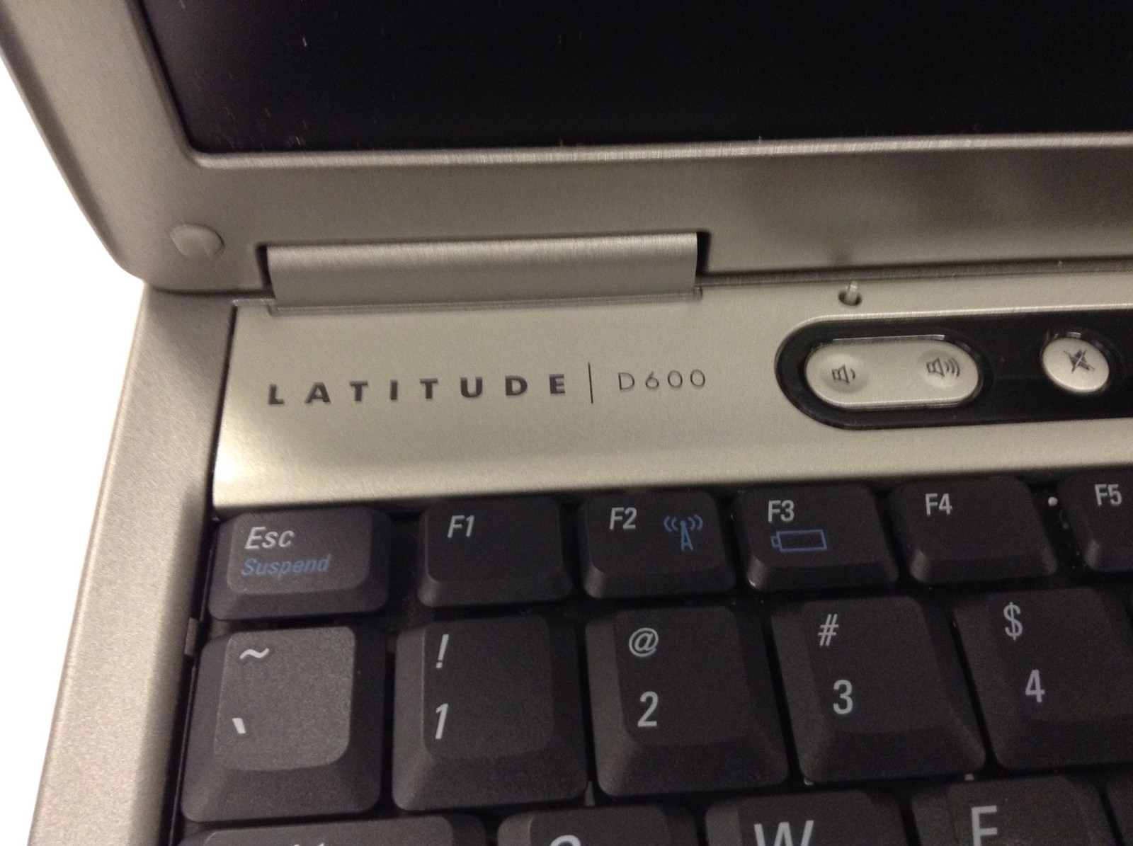 Dell Latitude D600 Pentium M 1.60GHz Laptop 14″ w/512MB, DVD, Ac Adapter, No HDD