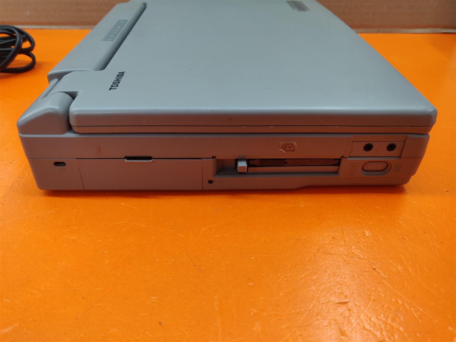⭐️⭐️⭐️⭐️⭐️ **DEFECTIVE** Toshiba Satellite Pro 430CDT Vintage Laptop